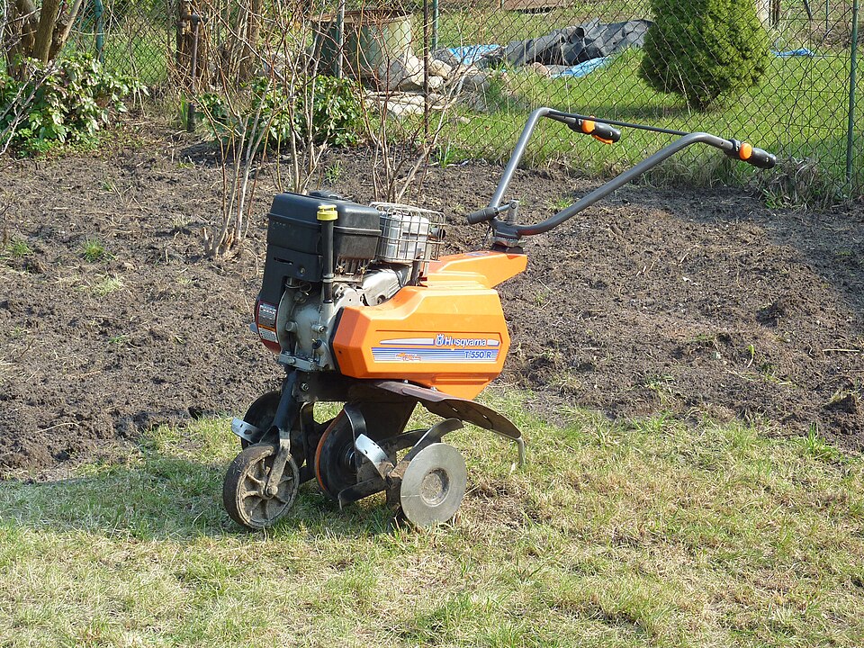 Motosapă folosită pentru afânarea solului într-o grădină