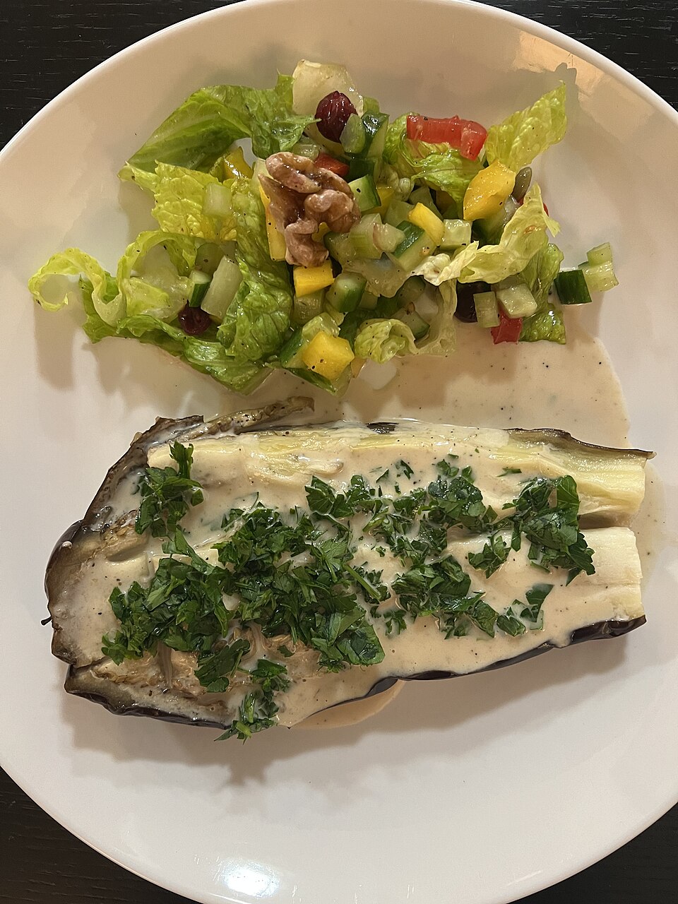 Salată de vinete pregătită și servită