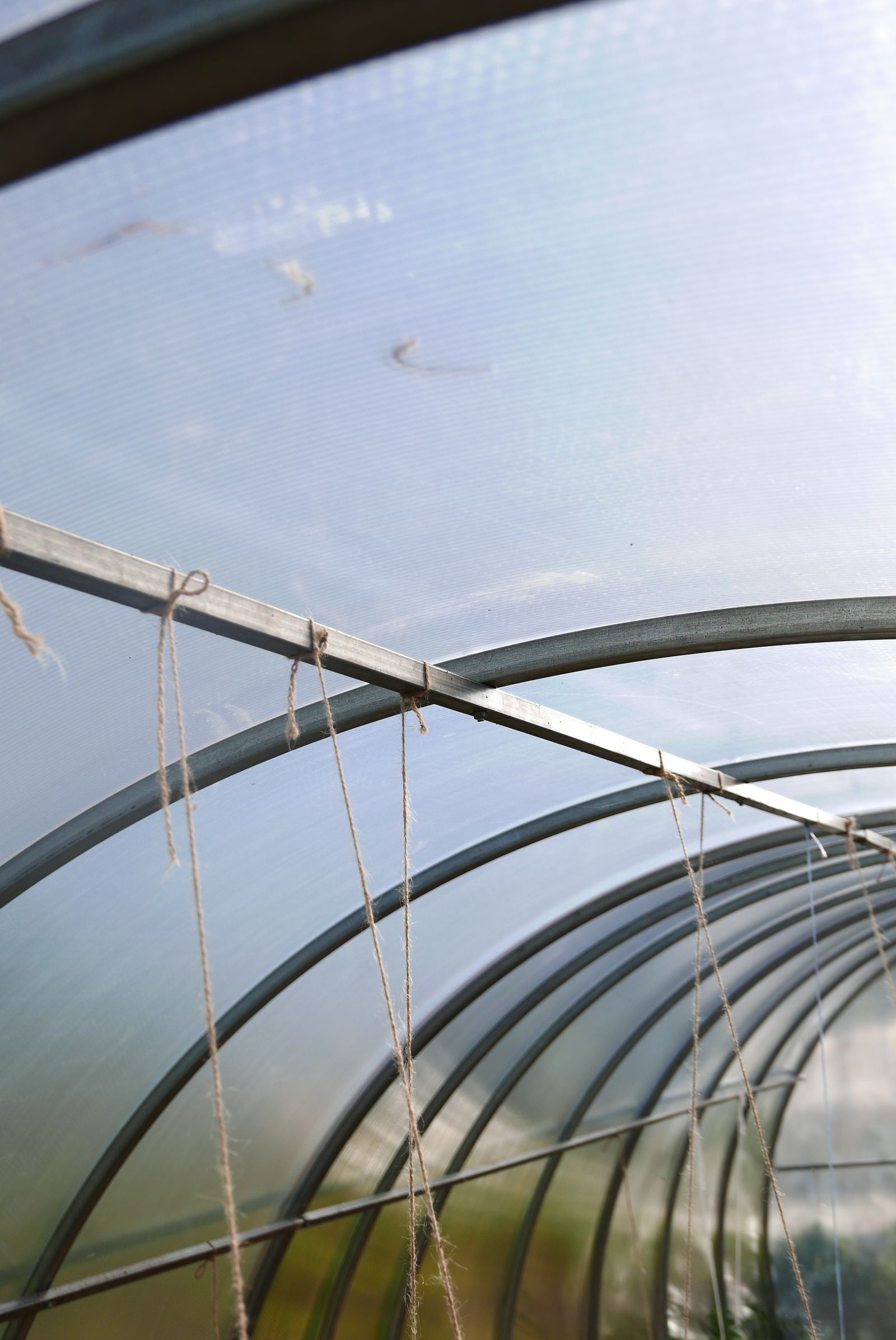Structură metalică de solar/seră, în curs de construcție, cu arcade și folie